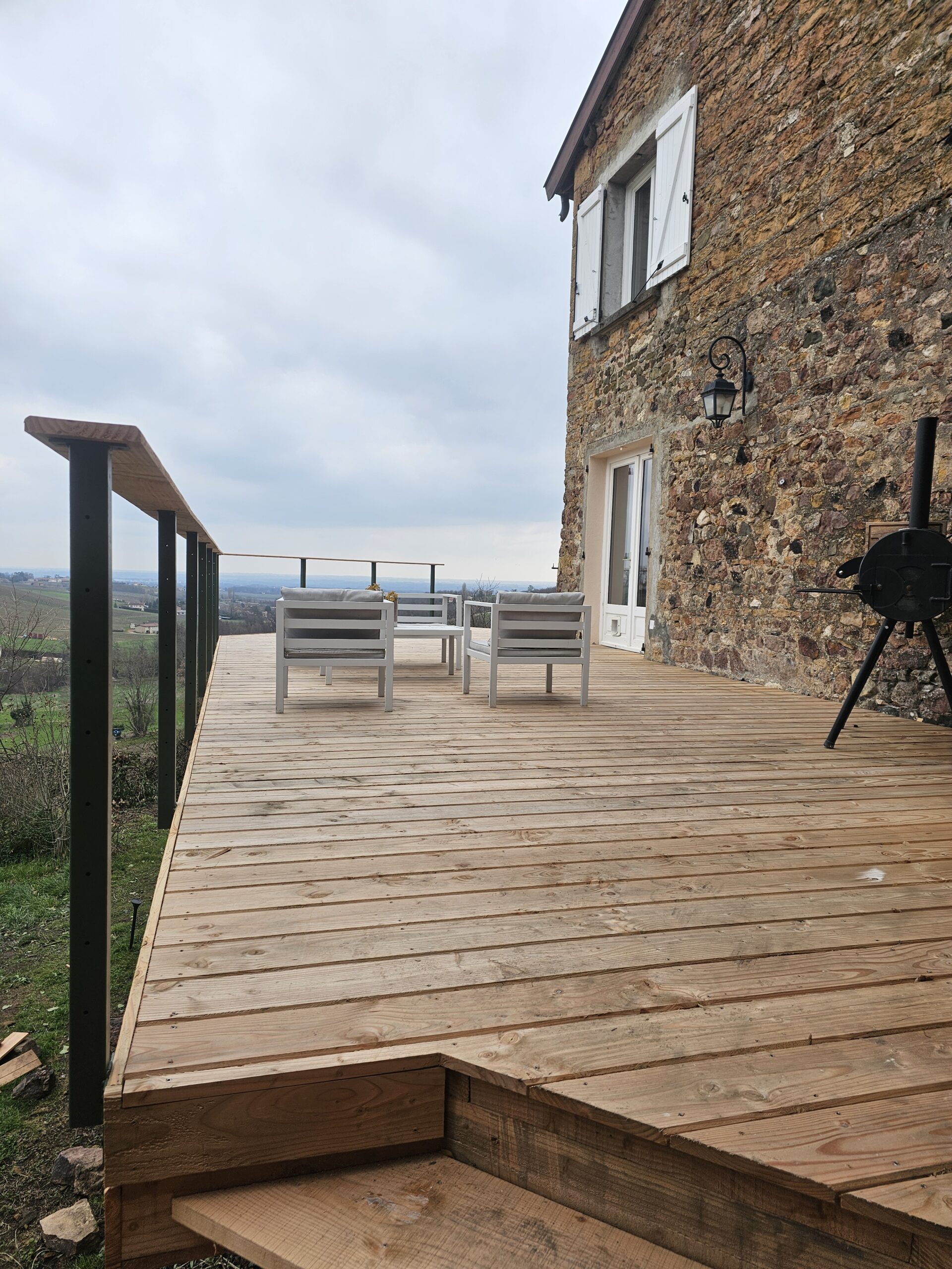 Terrasse en mélèze dans le Beaujolais