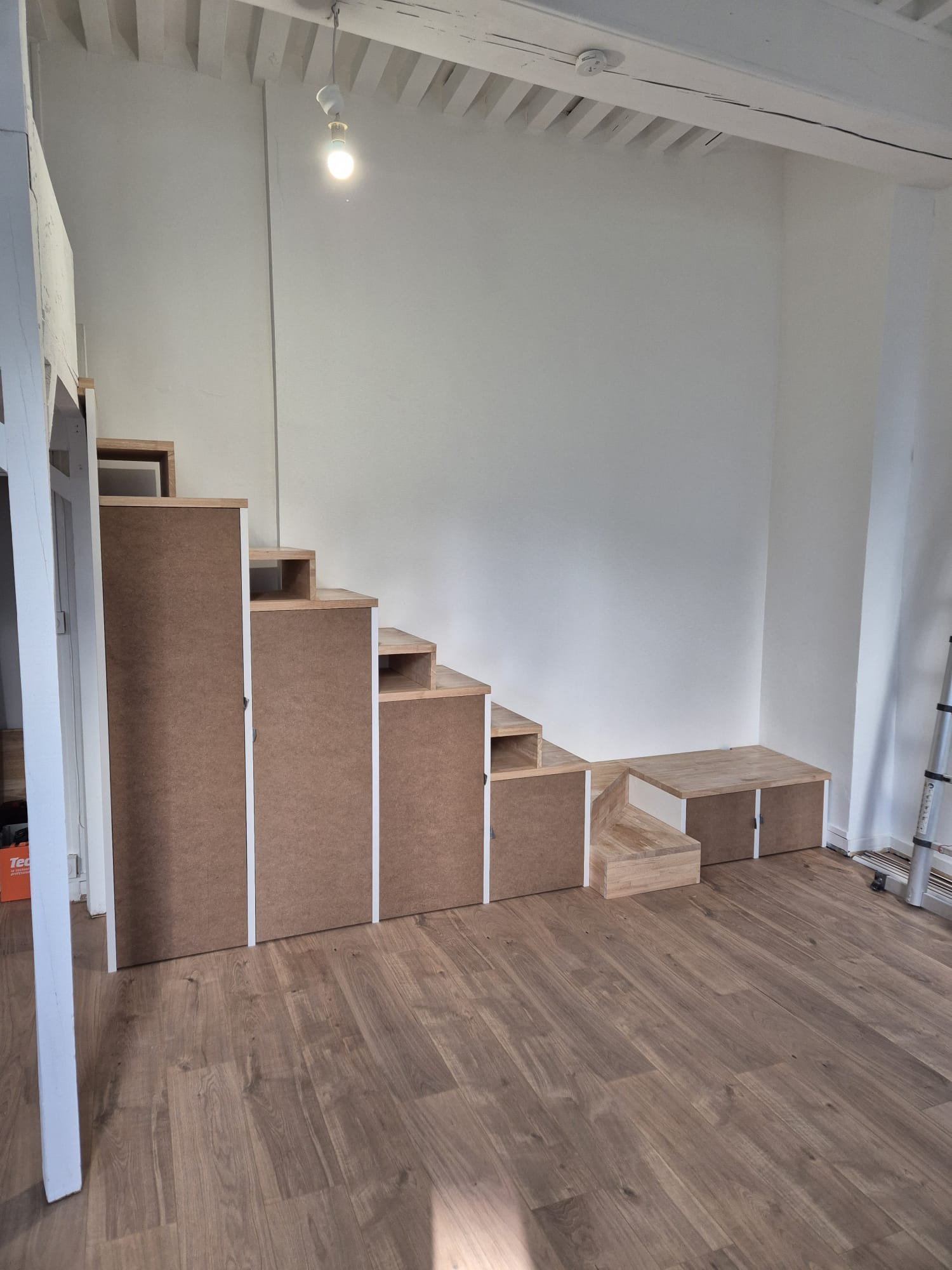 Escalier sur mesure avec rangements intégrés dans un appartement typique de la Croix-Rousse